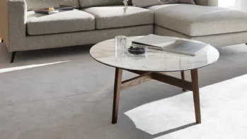 Tavolino rotondo in ceramica con gambe in legno massello Abrey 02 di Calligaris
