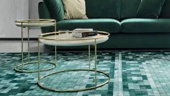 Tavolino rotondo in due dimensioni con top in ceramica Atollo Marmo Onice Oro con base in metallo ottonato di Calligaris