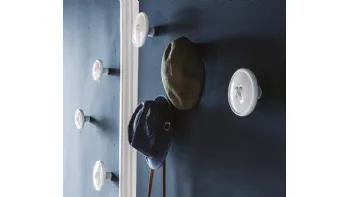 Appendiabiti Bottone in poliuretano rigido verniciato bianco madreperla di Cattelan Italia