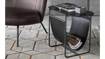 Portariviste tavolino Magazine in cuoio e metallo con top in legno di Calligaris
