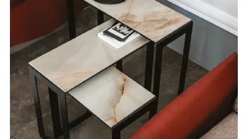 Tavolini con piano in ceramica effetto marmo Kitano di Cattelan Italia