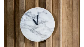 Orologio da parete in ceramica effetto marmo Moon di Calligaris