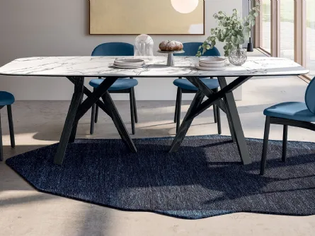 Tappeto a due colori con forma irregolare che ricorda una roccia Roche di Calligaris