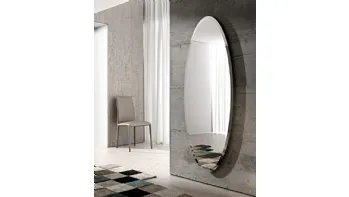 Specchio ovale bisellato di straordinario impatto visivo Ionico di Riflessi