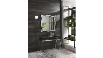 Specchio con cornice perimetrale effetto sabbiato dall’aspetto sinuoso e fiabesco Moving di Riflessi