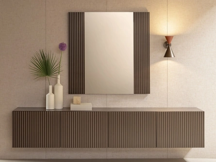 Specchio Onda con cornice in legno cannettato di Riflessi