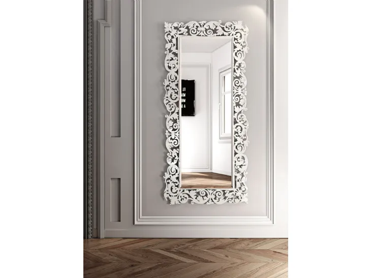 Specchio Romantico con cornice floreale in metallo di Riflessi