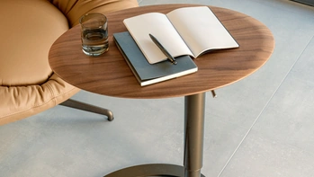 Tavolino ad altezza regolabile Tek con piano in legno di Riflessi