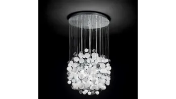 Lampada a sospensione Bollicine realizzata con bolle di vetro soffiato bianche e trasparenti di Ideal Lux