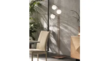 Lampada Dodo PT da Terra formata da  aste metalliche verniciate e tre bulbi in vetro bianco satinato di Riflessi