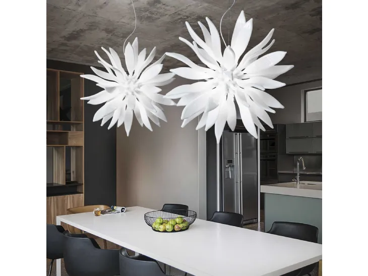 Lampada a sospensione Leaves in vetro soffiato bianco e modellato a mano di Ideal Lux