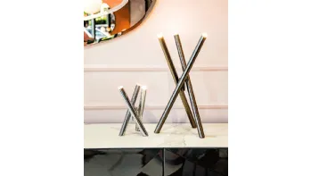 Lampada Shangai T da Tavolo composta da tre tubolari metallici verniciati con trattamento satinato galvanico di Riflessi