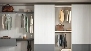 Armadio con ante scorrevoli 08E in melaminico Olmo Shade e cemento  di Cinquanta3