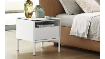 Comodino York in laccato Bianco opaco con piedini in metallo di Calligaris