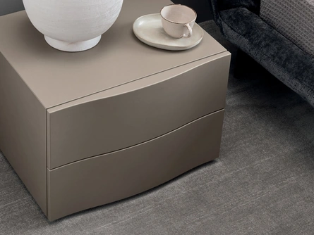Comodino laccato Sinuosa di Calligaris
