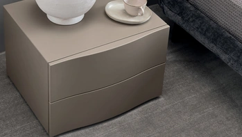 Comodino laccato Sinuosa di Calligaris