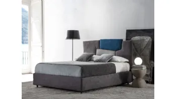 Letto con testiera formata da un mix di forme e colori Bristol di Crippa Salotti