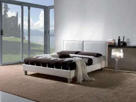 Letto in ecopelle bianca con piedi decorativi in metallo City di Crippa Salotti