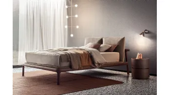 Letto in legno massello con testiera in tessuto imbottito Fushimi di Pianca