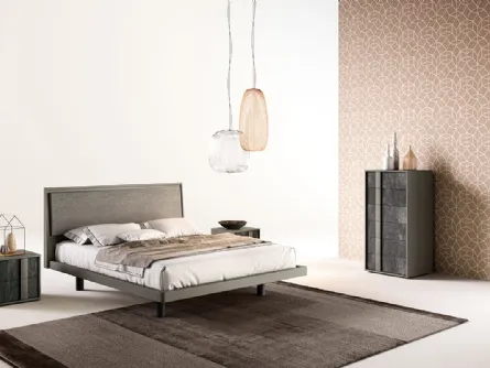 Letto in laccato opaco con testiera parzialmente rivestita con un pannello in tessuto G09 Nova e Alfa di Mercantini