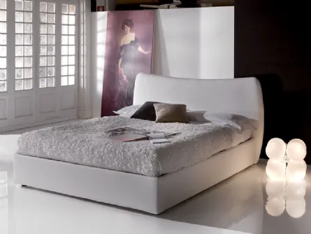 Letto con testata curva in ecopelle bianca Ghiaccio di Crippa Salotti
