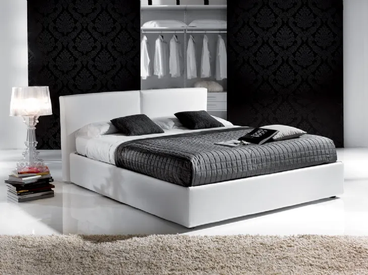 Letto imbottito in ecopelle bianca Indaco di Crippa Salotti