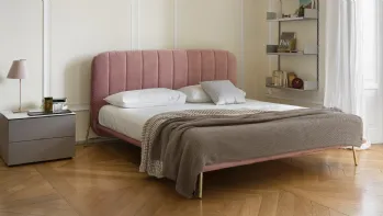 Letto imbottito in microfibra con testiera dalle cuciture verticali Le Marais di Calligaris