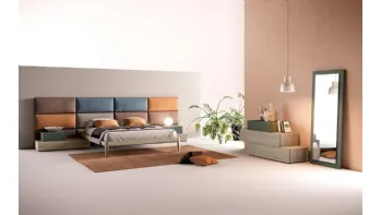 Letto con testiera in tessuto imbottito e giroletto con comodini integrati in legno M03 Puzzle e Beta di Mercantini