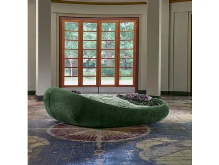 Letto di design Pebble in tessuto imbottito di Dorelan Letti