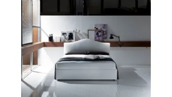 Letto con testiera sagomata in ecopelle bianca Scarlatto di Crippa Salotti