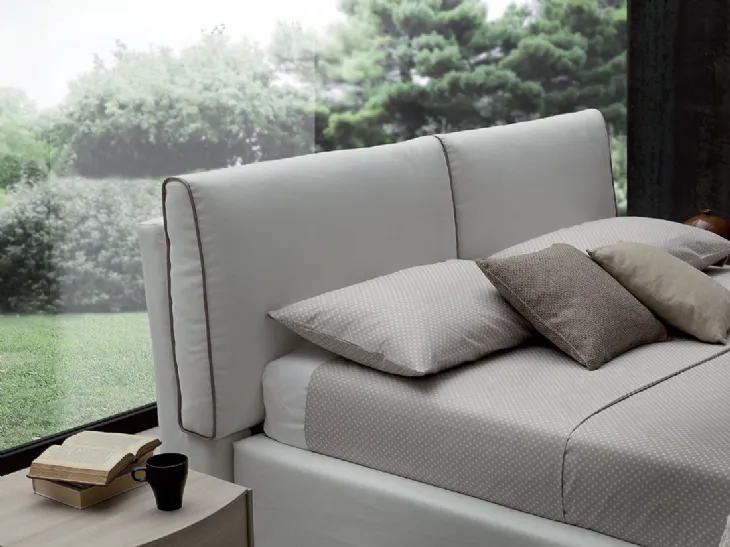 Letto con bordatura marrone sui cuscini Town di Crippa Salotti
