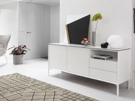 Madia in laccato bianco con piedini in metallo verniciato York di Calligaris