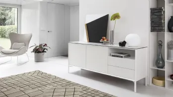 Madia in laccato bianco con piedini in metallo verniciato York di Calligaris