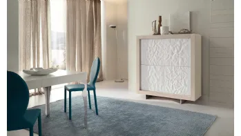 Madia Picasso P2 Mito con scocca in rovere e ante in acciaio martellato laccato bianco lucido di Riflessi