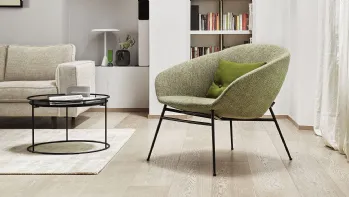 Poltroncina in tessuto con gambe in metallo Love di Calligaris