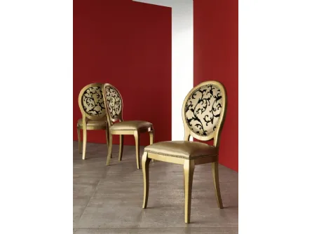 Sedia Adelaide con seduta e schienale imbottiti in ecopelle e struttura in faggio laccato di Veneta Cucine