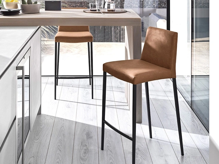 Sgabello Aida in pelle di Calligaris