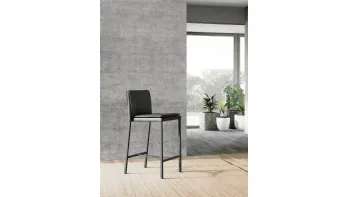 Sgabello Sandy con struttura in metallo e seduta imbottita completamente rivestita in ecopelle con poggiapiedi in metallo verniciato nero di Arredo3