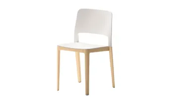 Sedia impilabile Atelier in polipropilene con struttura in legno di Veneta Cucine