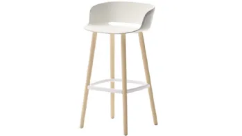 Sgabello Babila in tecnopolimero con struttura in legno di Veneta Cucine