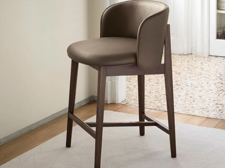 Sgabello in pelle Abrey di Calligaris