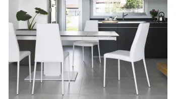 Sedia con schienale alto, imbottita con gambe in metallo Aida di Calligaris