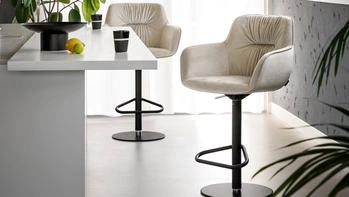 Sgabello Cocoon in pelle imbottita di Calligaris