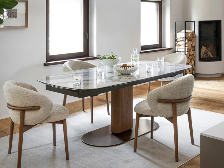 Sedia in tessuto con gambe in legno Oleandro di Calligaris