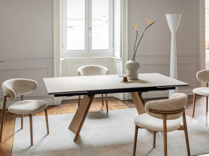 Sedia in tessuto con gambe in legno Oleandro di Calligaris