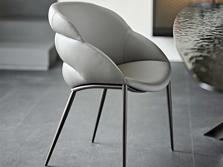 Sedia imbottita rivestita in ecopelle Camilla di Cattelan Italia