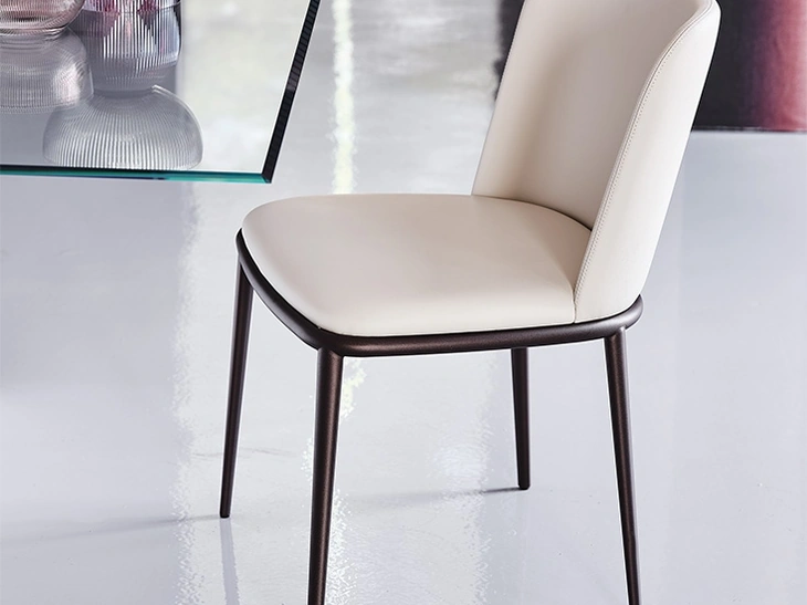Sedia in pelle senza braccioli con struttura in metallo Magda ML di Cattelan Italia