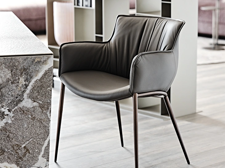 Sedia in pelle morbida imbottita Rhonda di Cattelan Italia