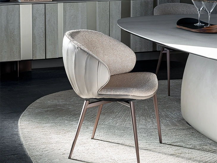 Sedia Charlotte in tessuto e pelle di Cattelan Italia