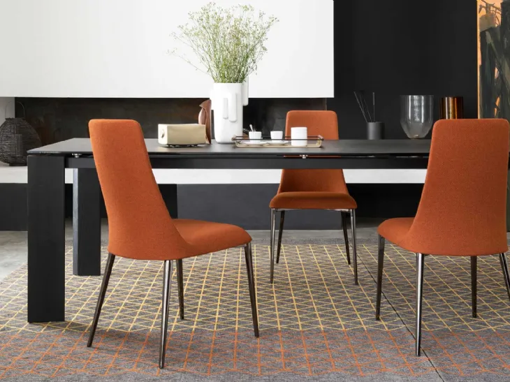 Sedia in tessuto con schienale alto e gambe in metallo Etoile di Calligaris